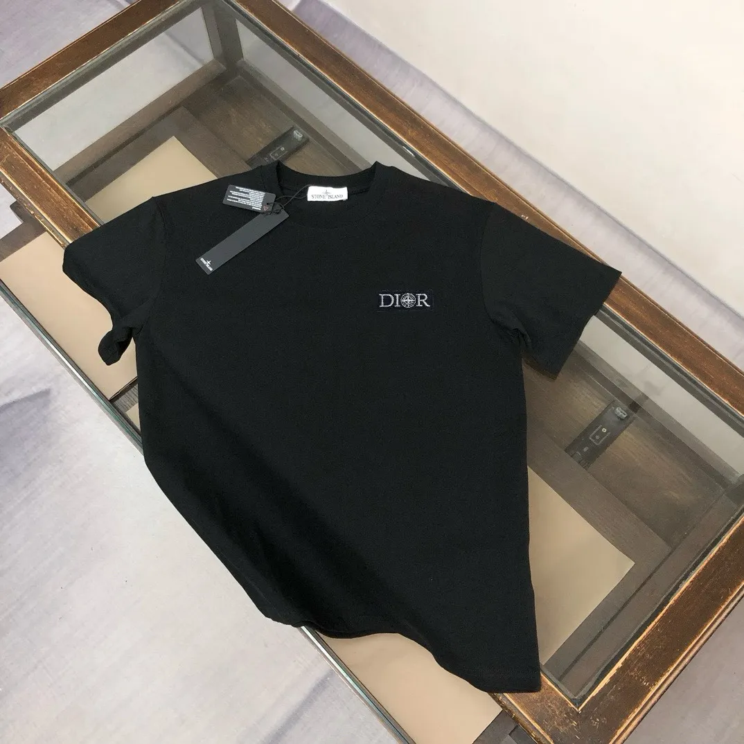 P150 A⭐️Stone Island Latest Couple Style Round Neck Short Sleeve Couple T-shirt ~ Spring and Summer New Product High Quality 🔥🔥Customized Unique Compass Logo Embroidery Logo Embellishment ~ Fashionable and Versatile Trendy Style Customized Imported Fabrics! Comfortable to wear, breathable, fashionable without losing personality, the upper body is casual and casual, handsome and stylish, showing the temperament of a big brand. All three standards are complete! ! Color: Black White Dark Gray Brown Size: SMLXLXXL